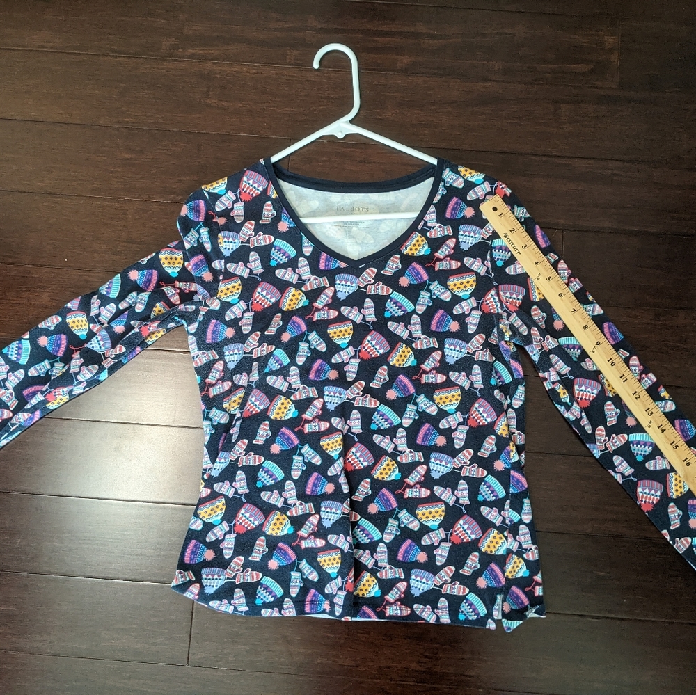 Holiday Sweater Print ❄️ Talbots Vneck Tee, size S